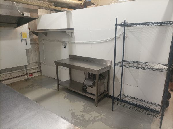 dark_kitchen_in_bethnal_green_01