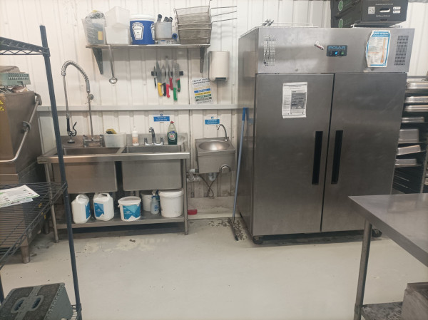 dark_kitchen_in_bethnal_green_03